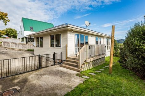 Photo of property in 117a Gloaming Hill, Titahi Bay, Porirua, 5022