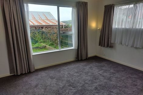 Photo of property in 17a Kingsbridge Place, Newlands, Wellington, 6037