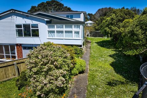 Photo of property in 18a Robert Street, Newlands, Wellington, 6037