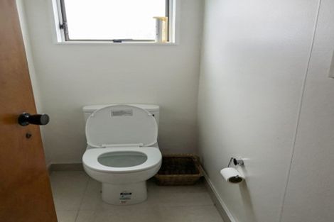 Photo of property in 1/7 Sovereign Place, Glenfield, Auckland, 0629