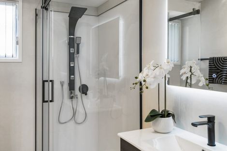 Photo of property in 8 Halloran Place, Massey, Auckland, 0614