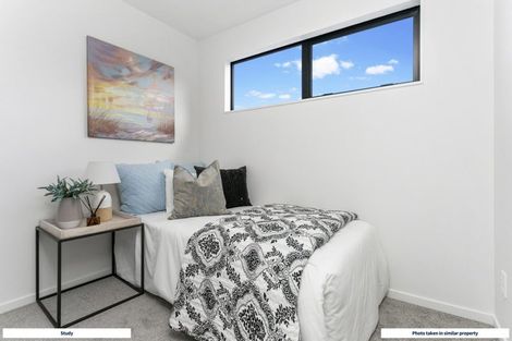 Photo of property in 2/7 Cedar Heights Avenue, Massey, Auckland, 0614