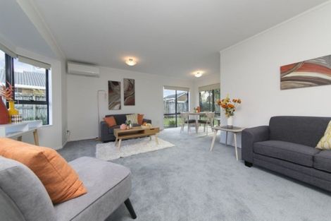 Photo of property in 4 Wyatt Place, Glendene, Auckland, 0602