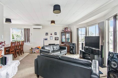 Photo of property in 42 Staverton Crescent, Mangere, Auckland, 2022
