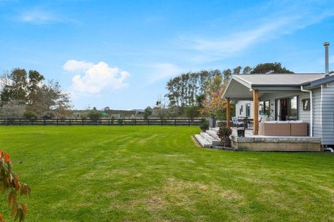 Photo of property in 124 Boord Crescent, Kumeu, 0891