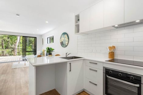 Photo of property in 40 Tokai Place, Glen Eden, 0602