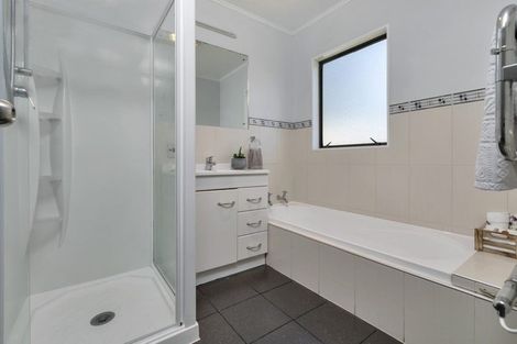 Photo of property in 2/15 Sunward Rise, Glenfield, Auckland, 0629