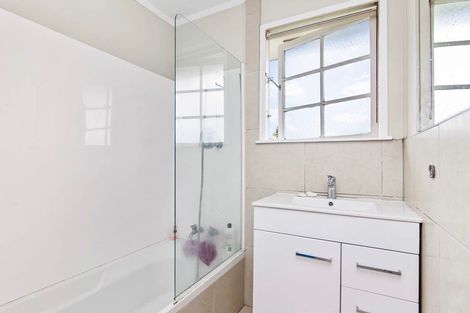 Photo of property in 42 Staverton Crescent, Mangere, Auckland, 2022