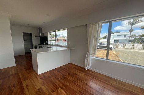 Photo of property in 30 Walton Street, Red Beach, 0932