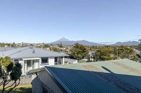 Photo of property in 15 Simons Street, Moturoa, New Plymouth, 4310