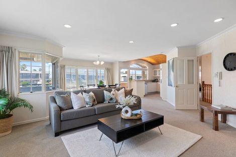 Photo of property in 15 Dungarvon Place, Clendon Park, Auckland, 2103