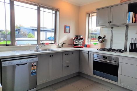 Photo of property in 1 D'urville Place, Kelvin Grove, Palmerston North, 4414