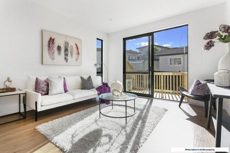 Photo of property in 2/7 Cedar Heights Avenue, Massey, Auckland, 0614