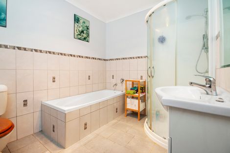 Photo of property in 106 Queen Street, Northcote Point, Auckland, 0627