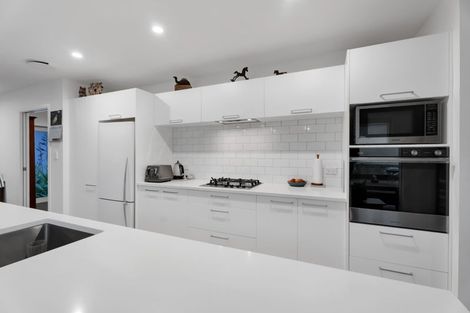 Photo of property in 2 Rayner Way, Glen Avon, New Plymouth, 4312