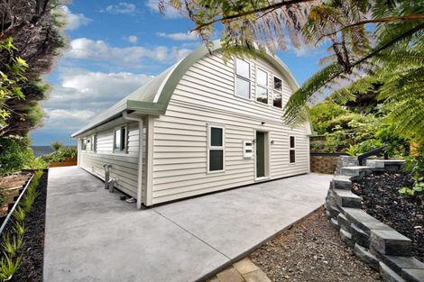 Photo of property in 92 Piha Road, Piha, 0772