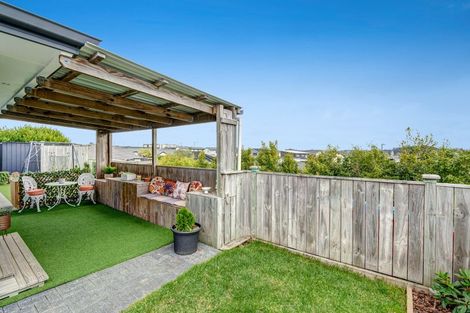 Photo of property in 14 Kingfisher Road, Silverdale, 0932