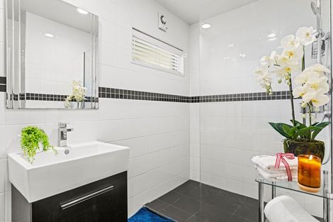 Photo of property in 16 Highcrest Heights, Westmorland, Christchurch, 8025