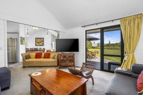 Photo of property in 73 Motu Road, Kumeu, 0891