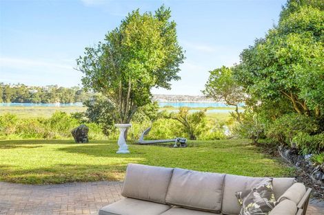 Photo of property in 28 Dawnhaven Drive, Te Atatu Peninsula, Auckland, 0610