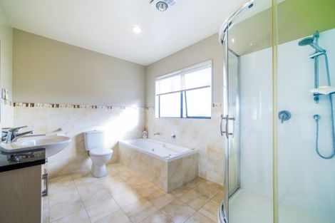 Photo of property in 17 Gordon Stanley Drive, Massey, Auckland, 0614