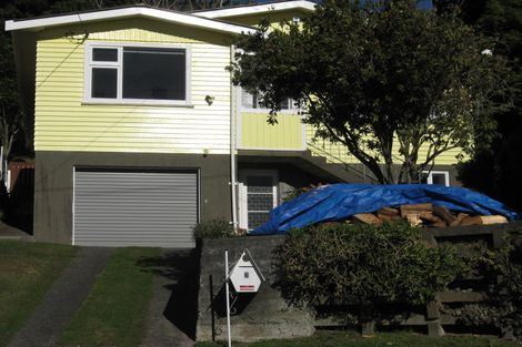 Photo of property in 6 Royston Way, Newlands, Wellington, 6037