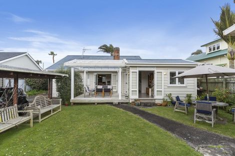 Photo of property in 16 Ocean View Road, Milford, Auckland, 0620