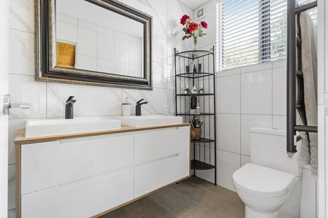 Photo of property in 9a Mirage Place, Beach Haven, Auckland, 0626