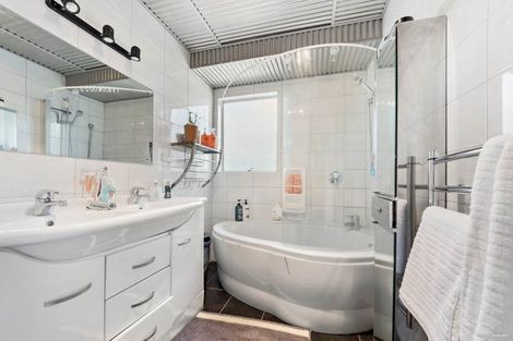 Photo of property in 78 Reynella Drive, Massey, Auckland, 0614