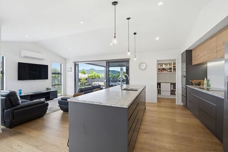 Photo of property in 10 Topping Place, Whitianga, 3510