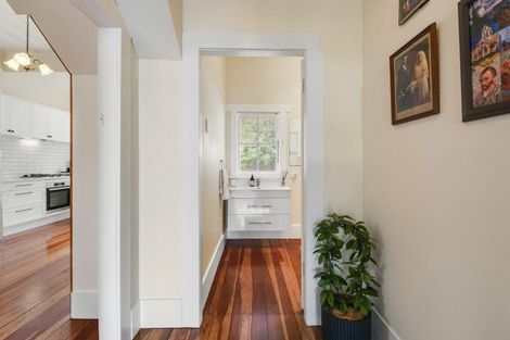 Photo of property in 1/6 Valley Road, Northcote, Auckland, 0626