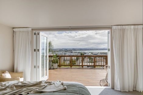 Photo of property in 5 Denholm Road, Hospital Hill, Napier, 4110