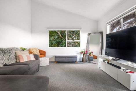 Photo of property in 11 Beaudine Avenue, Glenfield, Auckland, 0629