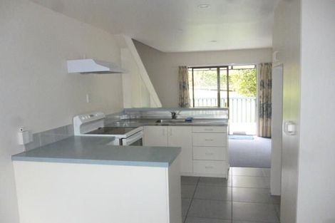 Photo of property in 8a Kingsclere Place, Goodwood Heights, Auckland, 2105