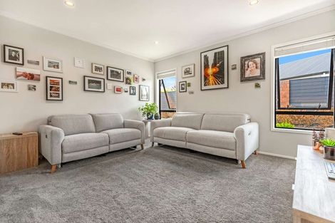 Photo of property in 19 Kendallvale Drive, Waiuku, 2123