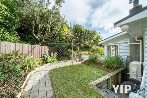 Photo of property in 6 Royston Way, Newlands, Wellington, 6037