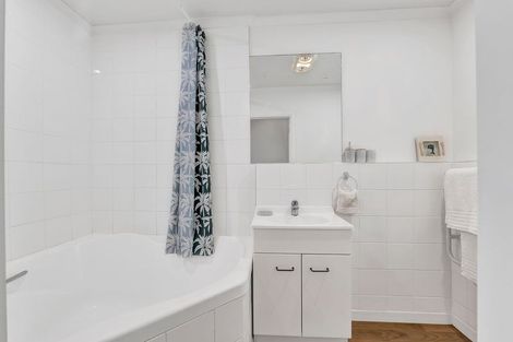 Photo of property in Devonport Apartments, 23/127 Saint Aubyn Street, New Plymouth, 4310