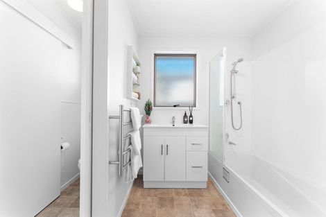 Photo of property in 2/1 Cantina Avenue, Bayview, Auckland, 0629