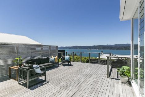 Photo of property in 114 Nevay Road, Karaka Bays, Wellington, 6022