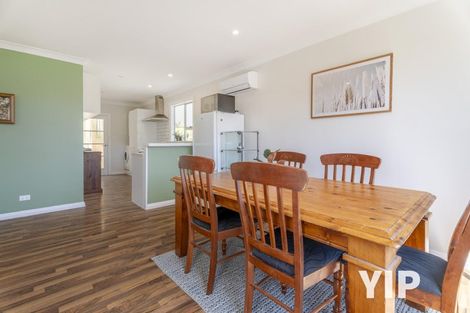 Photo of property in 7 Wakely Road, Newlands, Wellington, 6037