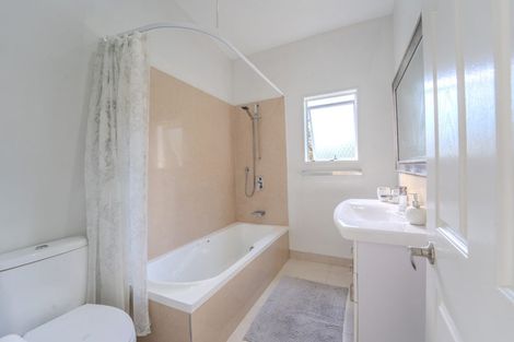 Photo of property in 5 Fairmount Road, Titirangi, Auckland, 0604