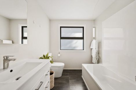 Photo of property in 208a Queens Drive, Lyall Bay, Wellington, 6022