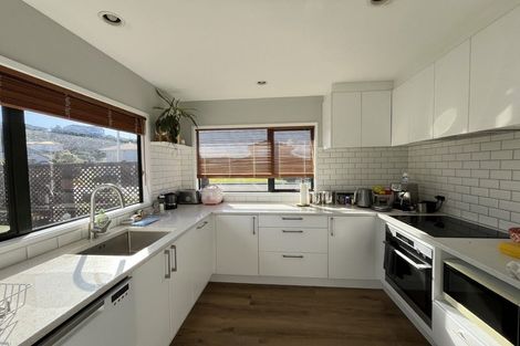 Photo of property in 6 Bennett Grove, Newlands, Wellington, 6037