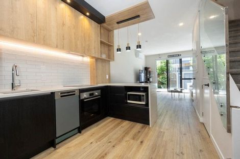 Photo of property in 2/108 Beach Road, Te Atatu Peninsula, Auckland, 0610