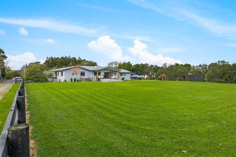 Photo of property in 124 Boord Crescent, Kumeu, 0891