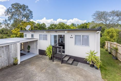 Photo of property in 3/144 Godley Road, Green Bay, Auckland, 0604