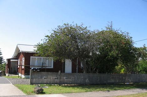 Photo of property in 1/895 East Coast Road, Northcross, Auckland, 0632