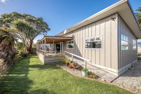 Photo of property in 28 Queen Street, Westport, 7825