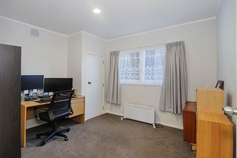 Photo of property in 8 Papa Place, Birkdale, Auckland, 0626