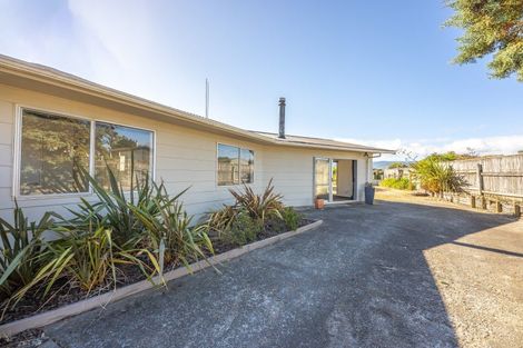 Photo of property in 52 Sarah Street, Waikawa Beach, Levin, 5573